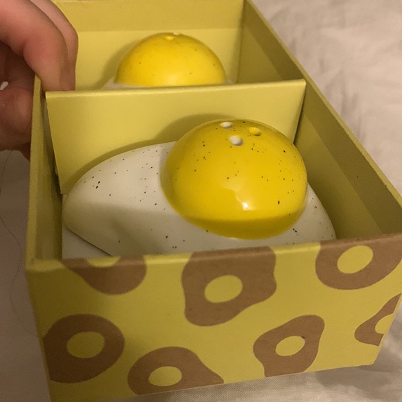 Fried, Egg, Salt and Pepper Shaker Set, includes salt and pepper shaker - Picture 4 of 7
